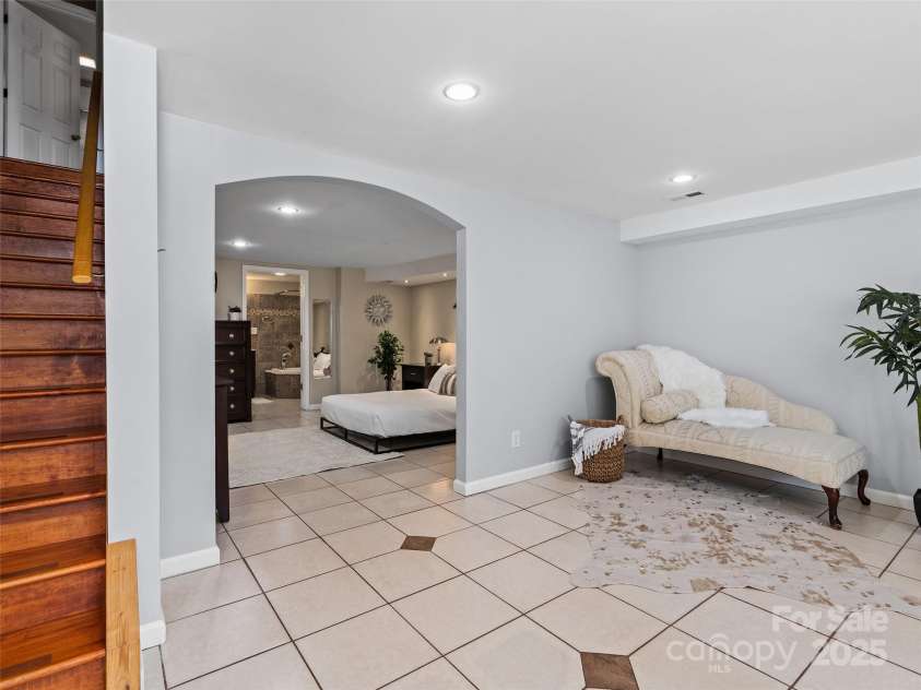 184 Aurora Drive, Asheville, NC 28805.  MLS# CAR4247633, YatesRealty ID 6142. 