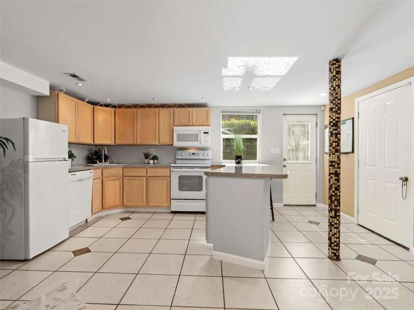 184 Aurora Drive, Asheville, NC 28805.  MLS# CAR4247633, YatesRealty ID 6142. 