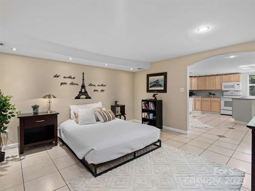 184 Aurora Drive, Asheville, NC 28805.  MLS# CAR4247633, YatesRealty ID 6142. 