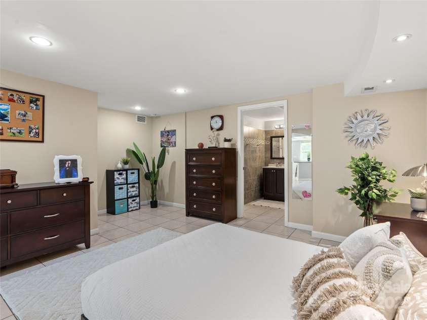 184 Aurora Drive, Asheville, NC 28805.  MLS# CAR4247633, YatesRealty ID 6142. 