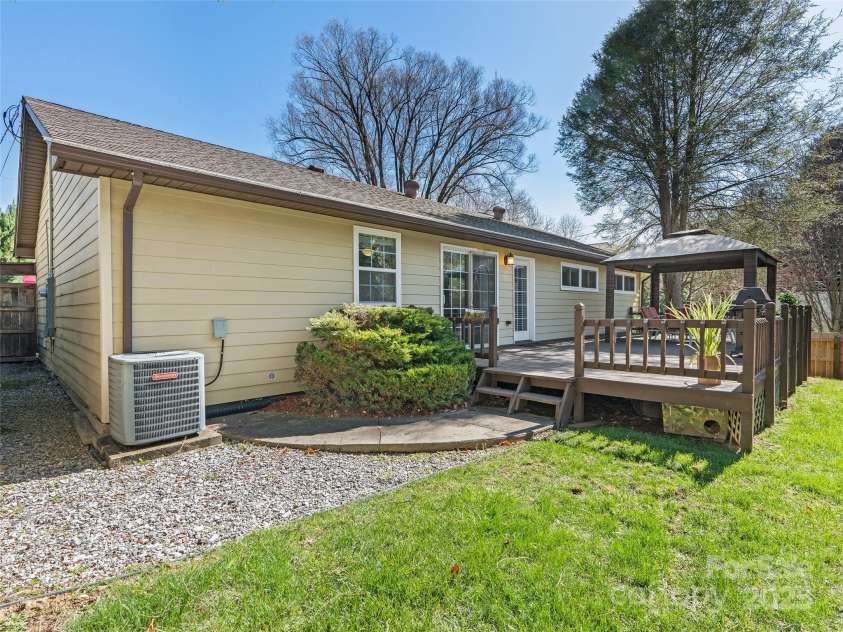 184 Aurora Drive, Asheville, NC 28805.  MLS# CAR4247633, YatesRealty ID 6142. 