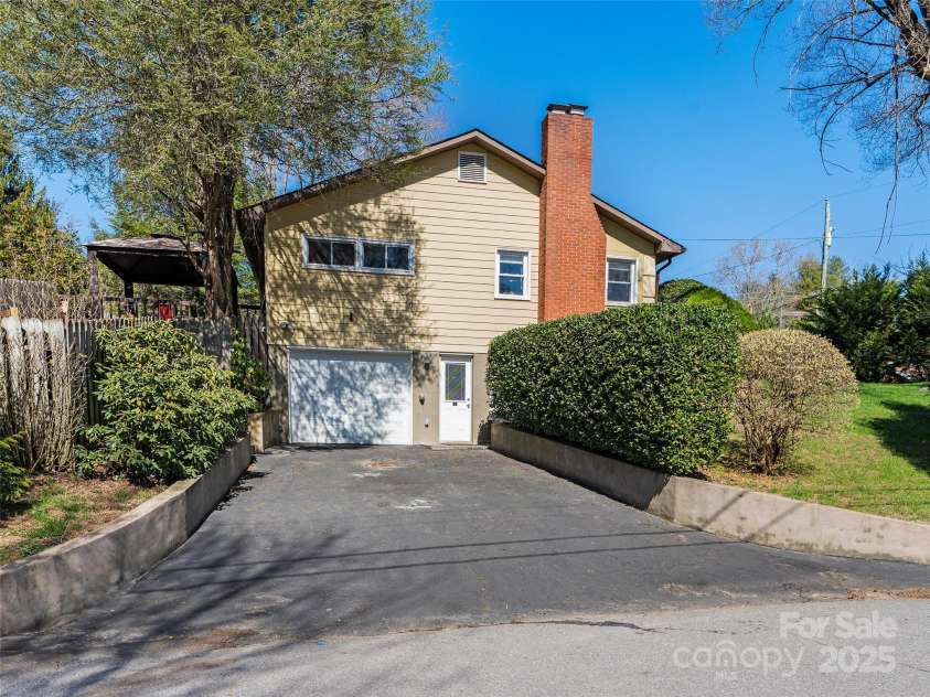 184 Aurora Drive, Asheville, NC 28805.  MLS# CAR4247633, YatesRealty ID 6142. 