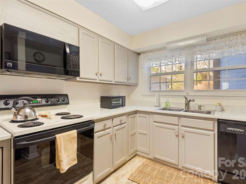 116 Lakeview Court, Brevard, NC 28712.  MLS# CAR4360444, YatesRealty ID 6146. 
