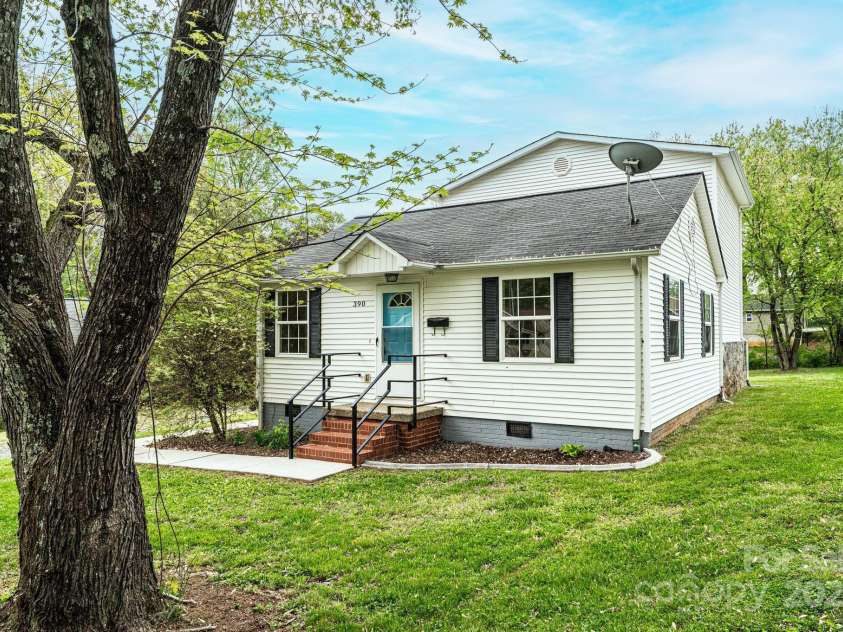 390 15th Avenue, Hickory, NC 28601.  MLS# CAR4245209, YatesRealty ID 6147. 