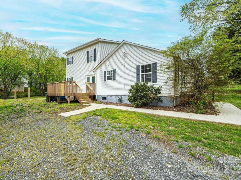 390 15th Avenue, Hickory, NC 28601.  MLS# CAR4245209, YatesRealty ID 6147. 