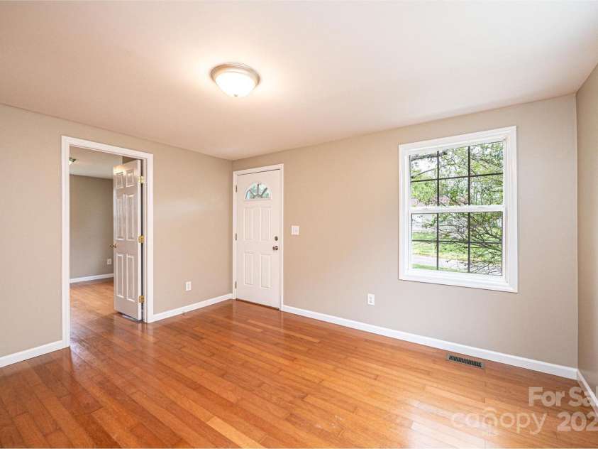390 15th Avenue, Hickory, NC 28601.  MLS# CAR4245209, YatesRealty ID 6147. 