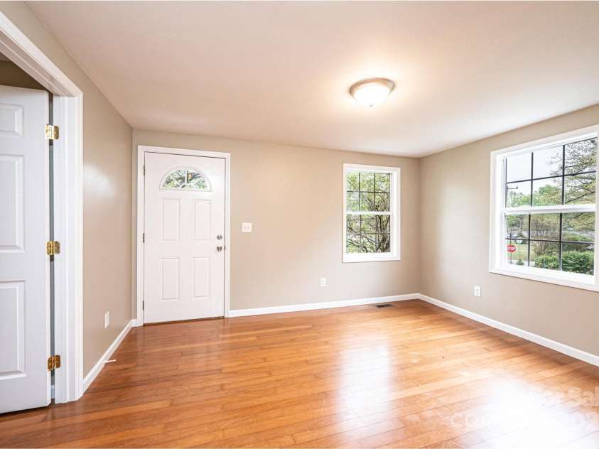 390 15th Avenue, Hickory, NC 28601.  MLS# CAR4245209, YatesRealty ID 6147. 