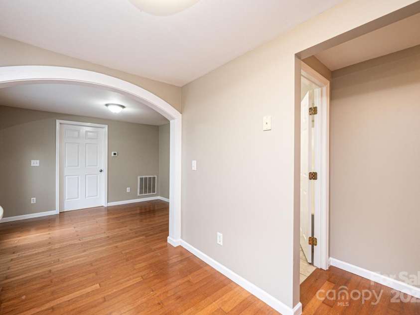 390 15th Avenue, Hickory, NC 28601.  MLS# CAR4245209, YatesRealty ID 6147. 