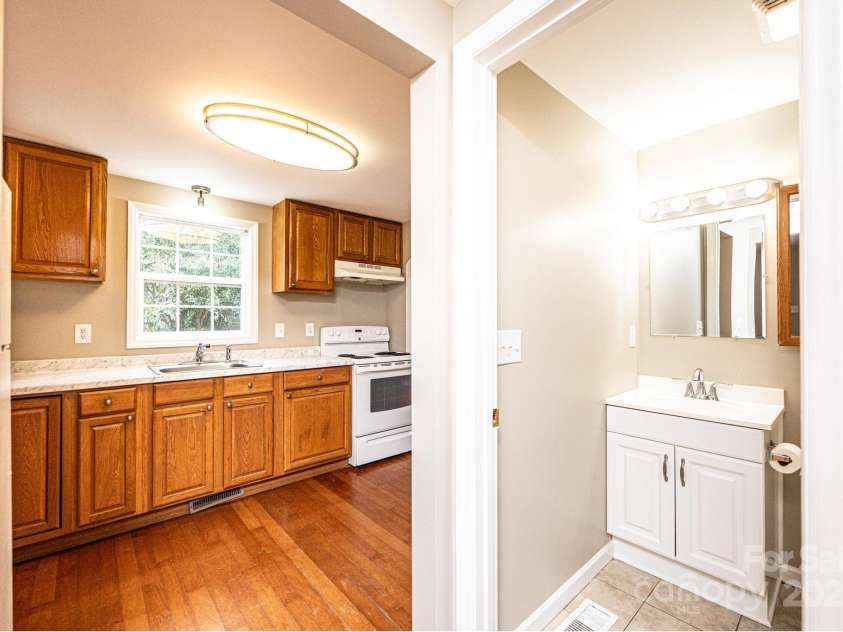 390 15th Avenue, Hickory, NC 28601.  MLS# CAR4245209, YatesRealty ID 6147. 