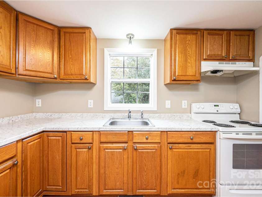 390 15th Avenue, Hickory, NC 28601.  MLS# CAR4245209, YatesRealty ID 6147. 