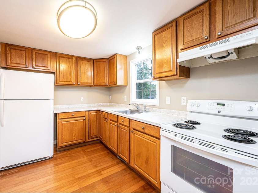 390 15th Avenue, Hickory, NC 28601.  MLS# CAR4245209, YatesRealty ID 6147. 