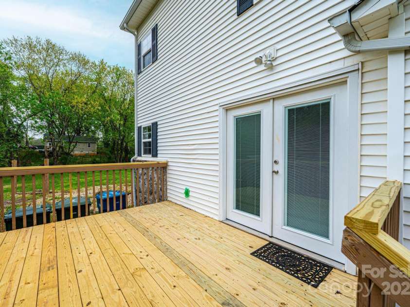 390 15th Avenue, Hickory, NC 28601.  MLS# CAR4245209, YatesRealty ID 6147. 