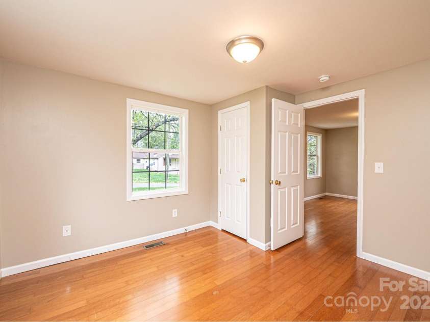 390 15th Avenue, Hickory, NC 28601.  MLS# CAR4245209, YatesRealty ID 6147. 