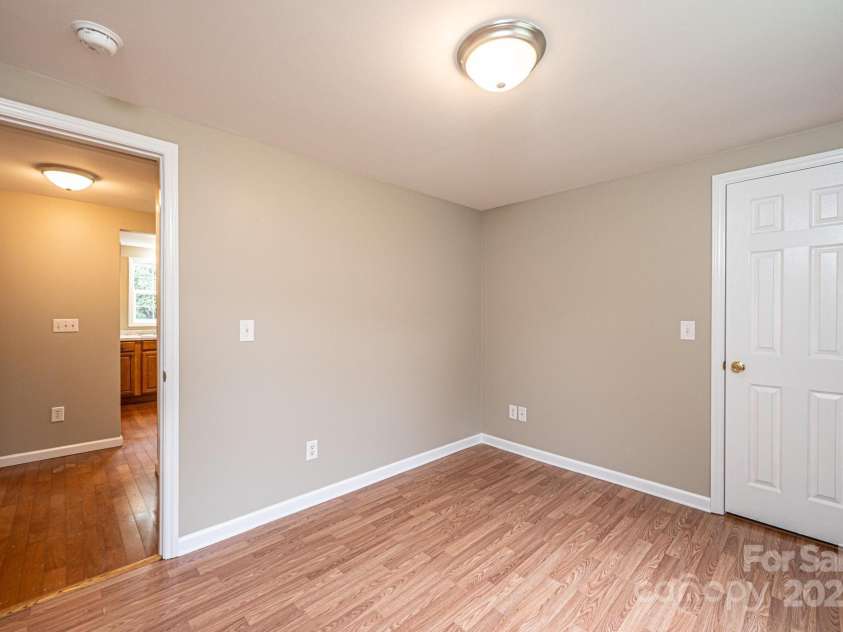 390 15th Avenue, Hickory, NC 28601.  MLS# CAR4245209, YatesRealty ID 6147. 