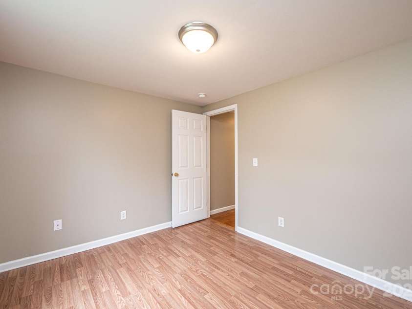 390 15th Avenue, Hickory, NC 28601.  MLS# CAR4245209, YatesRealty ID 6147. 