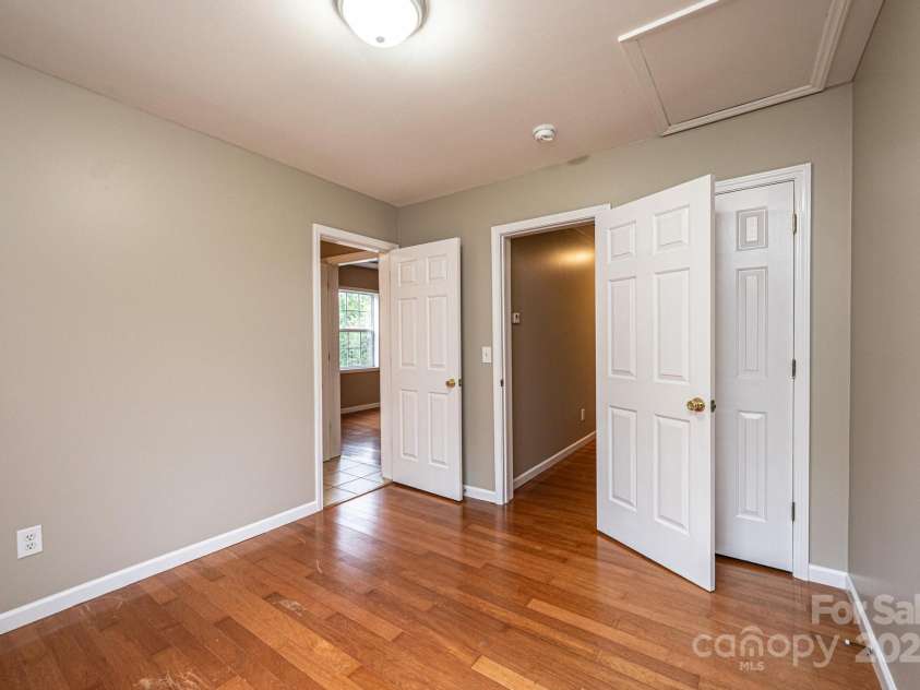 390 15th Avenue, Hickory, NC 28601.  MLS# CAR4245209, YatesRealty ID 6147. 