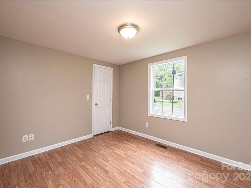 390 15th Avenue, Hickory, NC 28601.  MLS# CAR4245209, YatesRealty ID 6147. 