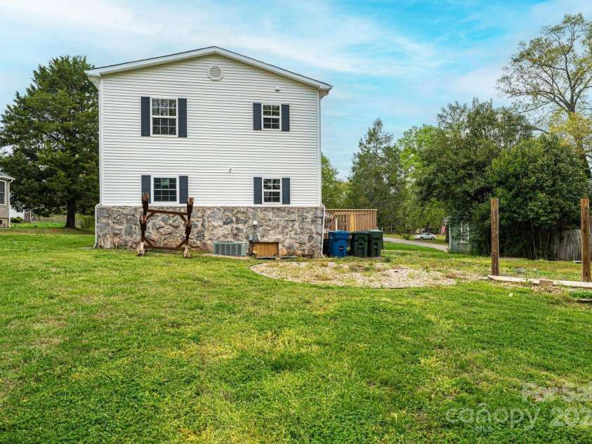 390 15th Avenue, Hickory, NC 28601.  MLS# CAR4245209, YatesRealty ID 6147. 