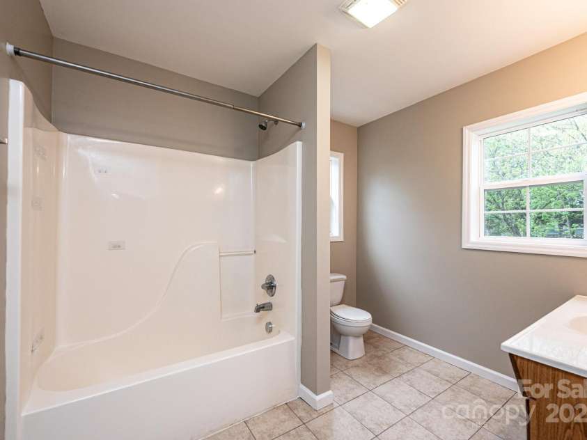 390 15th Avenue, Hickory, NC 28601.  MLS# CAR4245209, YatesRealty ID 6147. Upstairs full bathroom.