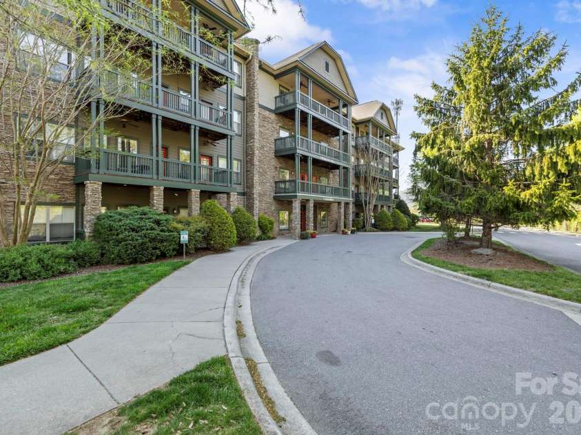 9 Kenilworth Knolls, Asheville, NC 28805.  MLS# CAR4405032, YatesRealty ID 615. 