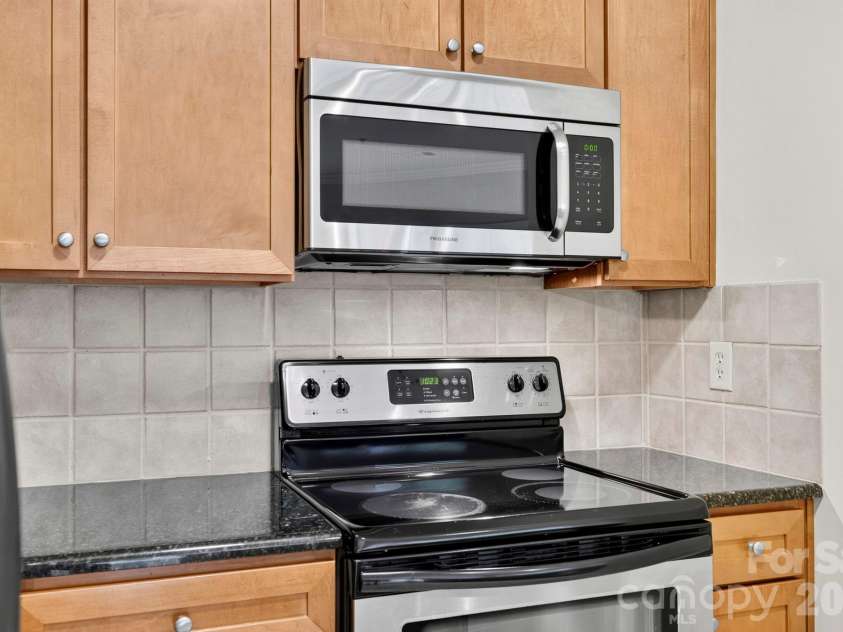 9 Kenilworth Knolls, Asheville, NC 28805.  MLS# CAR4405032, YatesRealty ID 615. 