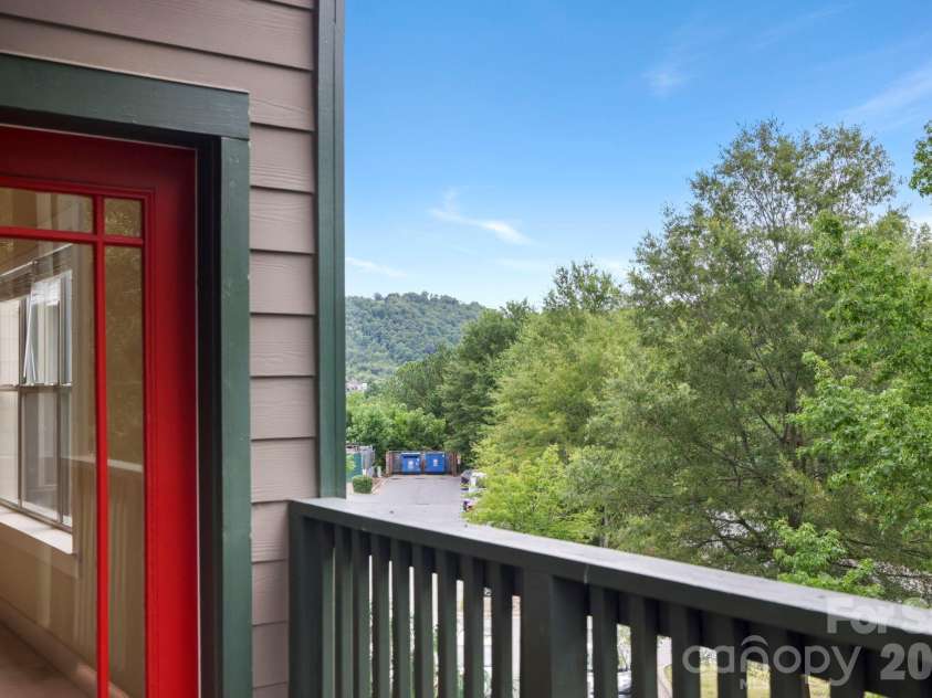 9 Kenilworth Knolls, Asheville, NC 28805.  MLS# CAR4405032, YatesRealty ID 615. 