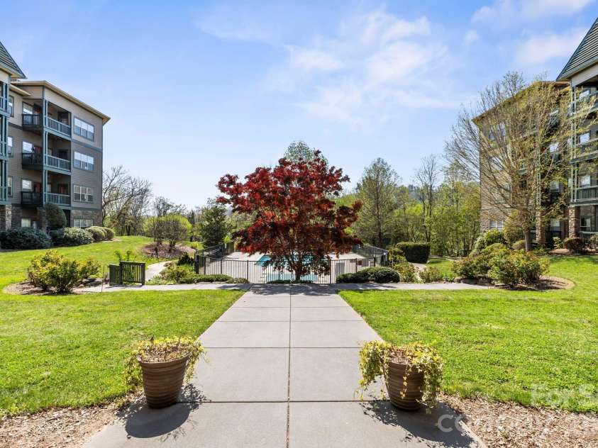 9 Kenilworth Knolls, Asheville, NC 28805.  MLS# CAR4405032, YatesRealty ID 615. 