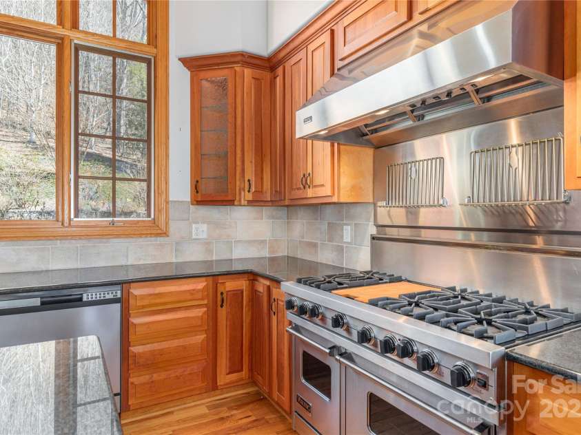 98 Flat Creek Road, Fairview, NC 28730.  MLS# CAR4185540, YatesRealty ID 615. High End Appliances