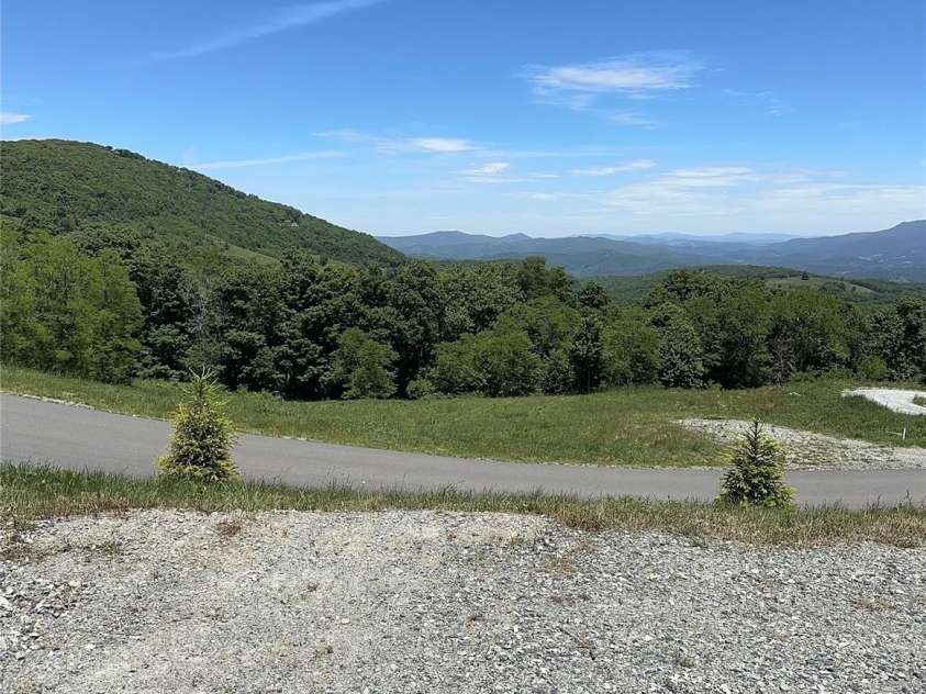 352 Great Sky Drive, Banner Elk, NC 28604.  MLS# CAR4247285, YatesRealty ID 6150. 