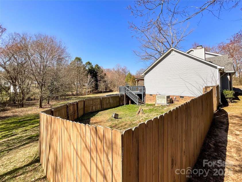 1589 Lakewood Drive, Rock Hill, SC 29732.  MLS# CAR4227001, YatesRealty ID 6152. Partial Yard Fence