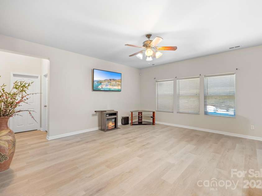 1231 Lauren Village Drive, Charlotte, NC 28213.  MLS# CAR4193824, YatesRealty ID 6153. Greatroom view