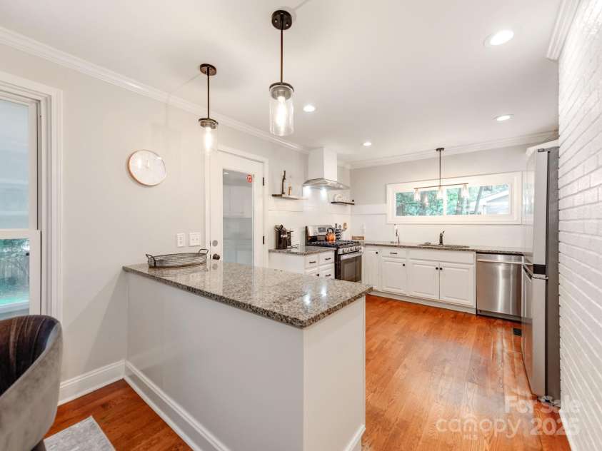 842 Woodlawn Road, Charlotte, NC 28209.  MLS# CAR4289676, YatesRealty ID 6154. 
