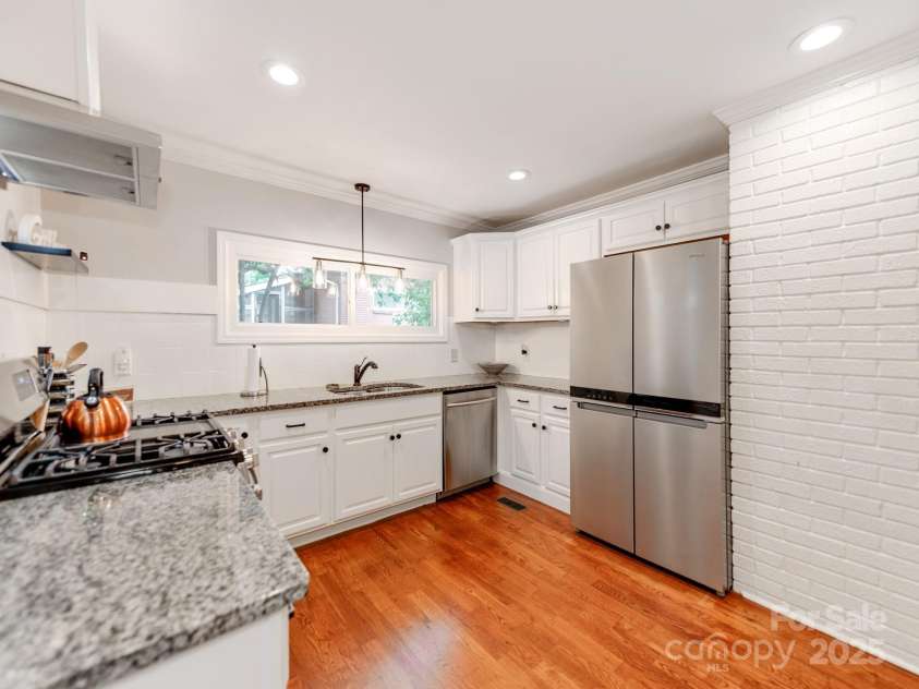 842 Woodlawn Road, Charlotte, NC 28209.  MLS# CAR4289676, YatesRealty ID 6154. 