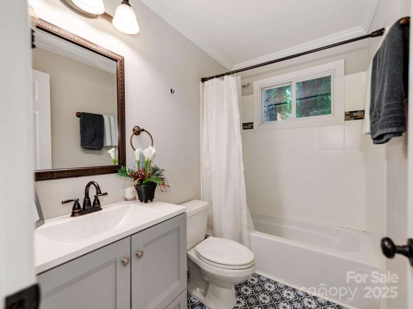 842 Woodlawn Road, Charlotte, NC 28209.  MLS# CAR4289676, YatesRealty ID 6154. 