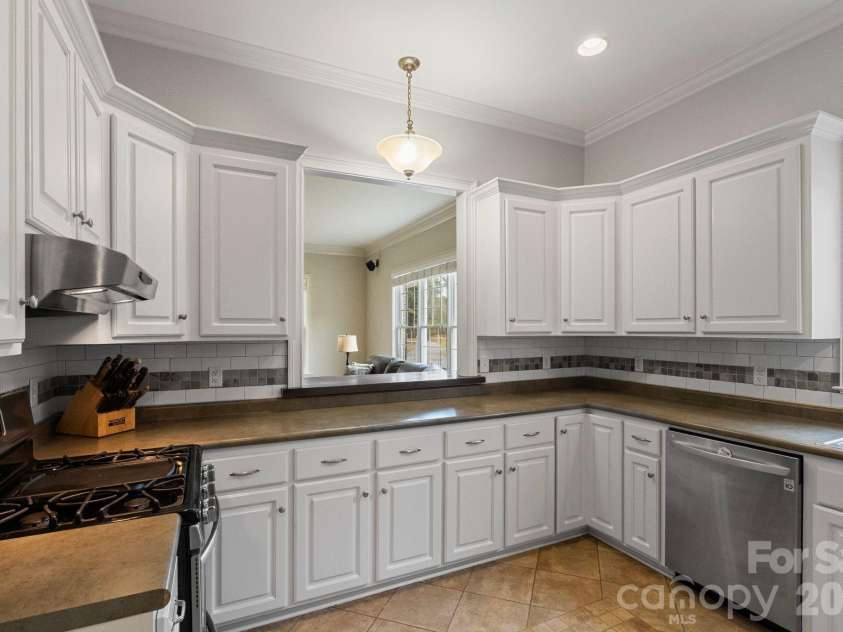 393 Youngs Bend Road, Kershaw, SC 29067.  MLS# CAR4317045, YatesRealty ID 6155. Scullery
