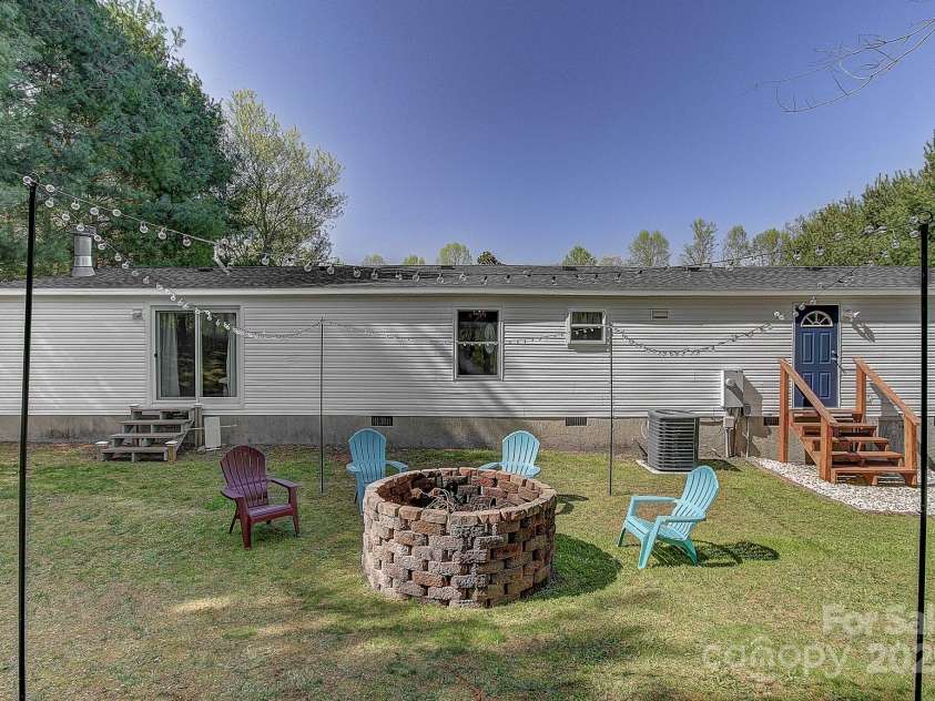 62 Largo Lane, Hendersonville, NC 28792.  MLS# CAR4245213, YatesRealty ID 6155. 