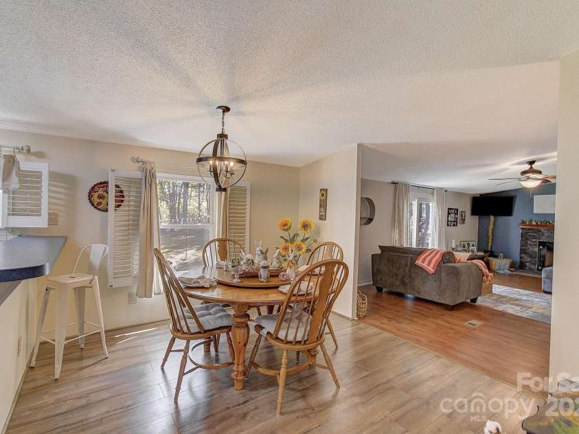 62 Largo Lane, Hendersonville, NC 28792.  MLS# CAR4245213, YatesRealty ID 6155. 