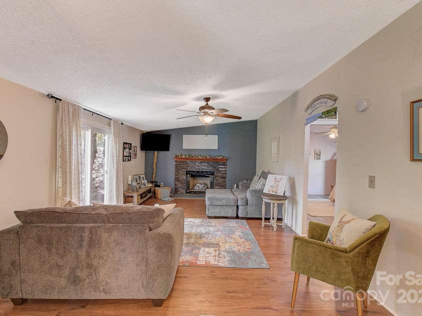 62 Largo Lane, Hendersonville, NC 28792.  MLS# CAR4245213, YatesRealty ID 6155. 