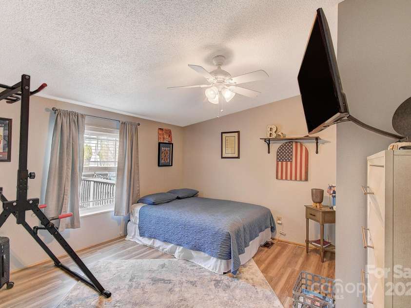 62 Largo Lane, Hendersonville, NC 28792.  MLS# CAR4245213, YatesRealty ID 6155. 