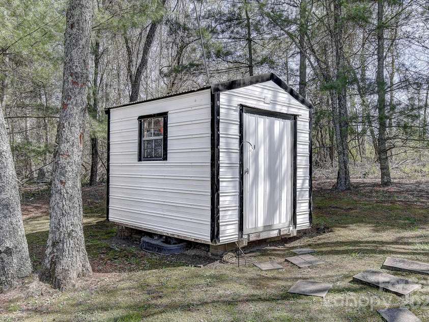 62 Largo Lane, Hendersonville, NC 28792.  MLS# CAR4245213, YatesRealty ID 6155. 