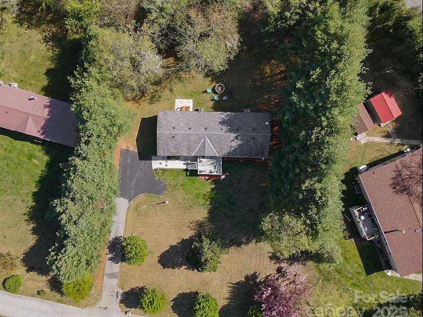 62 Largo Lane, Hendersonville, NC 28792.  MLS# CAR4245213, YatesRealty ID 6155. 