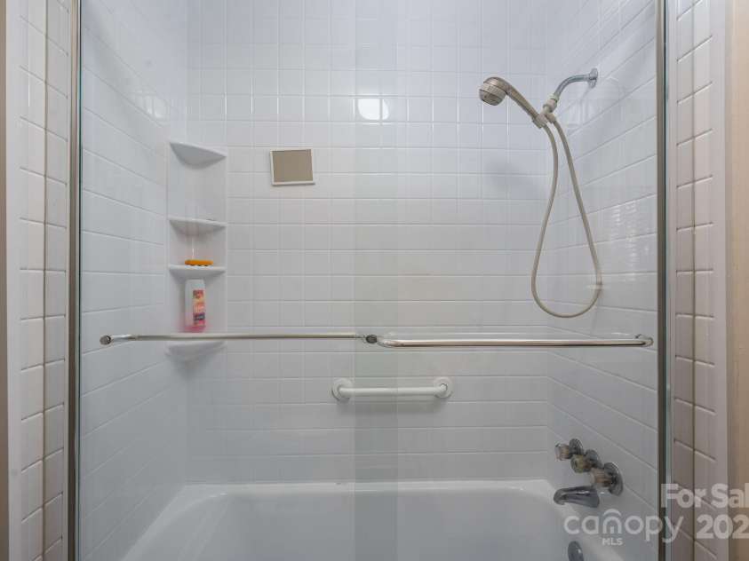 1058 General Hoke Drive, Lincolnton, NC 28092.  MLS# CAR4246509, YatesRealty ID 6158. 