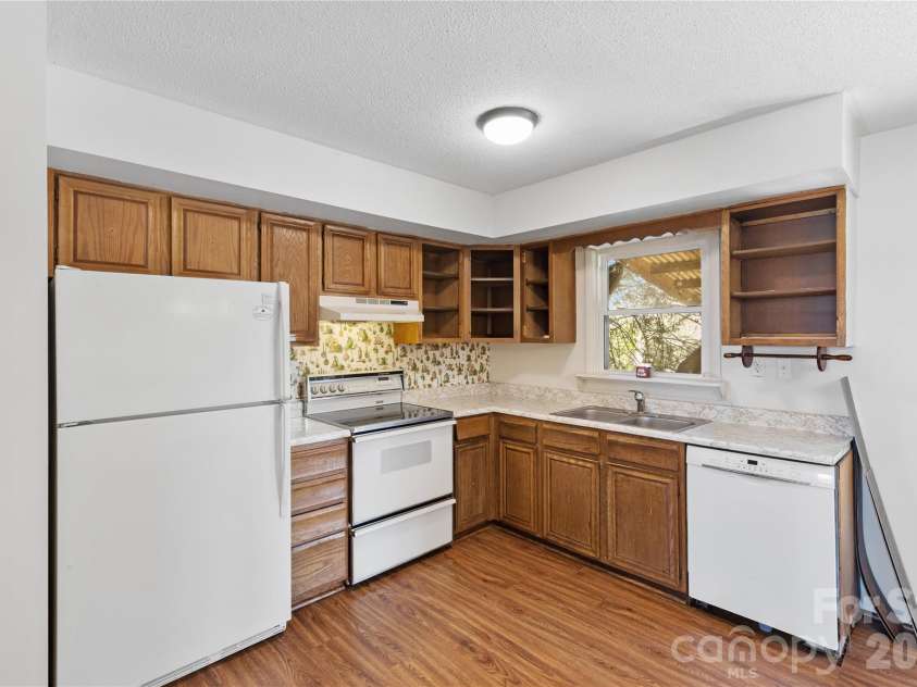 335 Yachtsman Drive, Salisbury, NC 28146.  MLS# CAR4351244, YatesRealty ID 6158. 