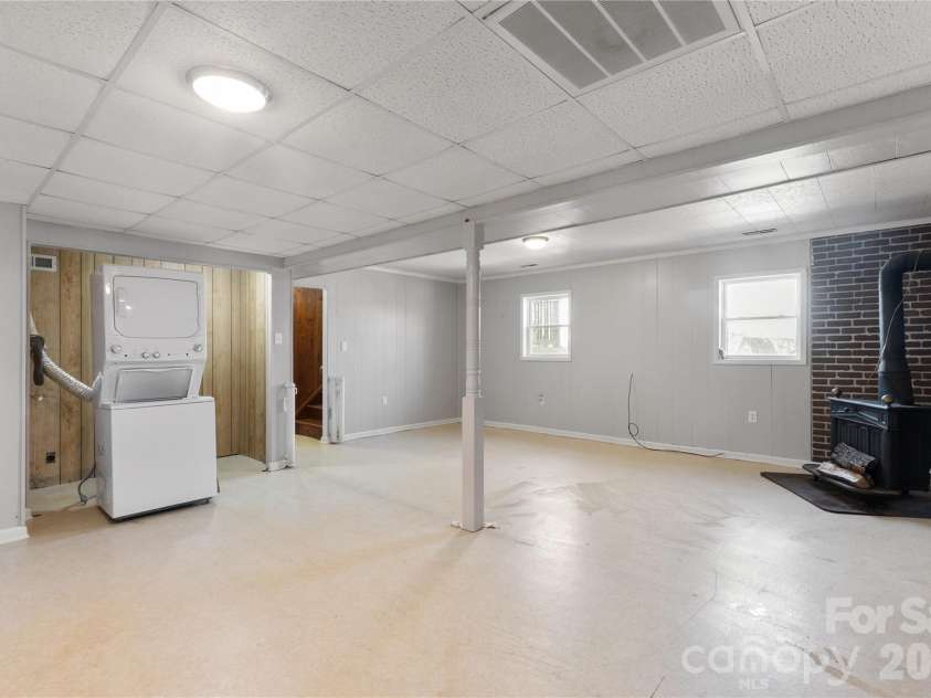 335 Yachtsman Drive, Salisbury, NC 28146.  MLS# CAR4351244, YatesRealty ID 6158. Flex space / Laundry closet
