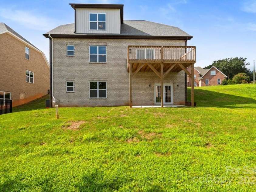 1057 12th Avenue Drive, Hickory, NC 28601.  MLS# CAR4294370, YatesRealty ID 6163. 