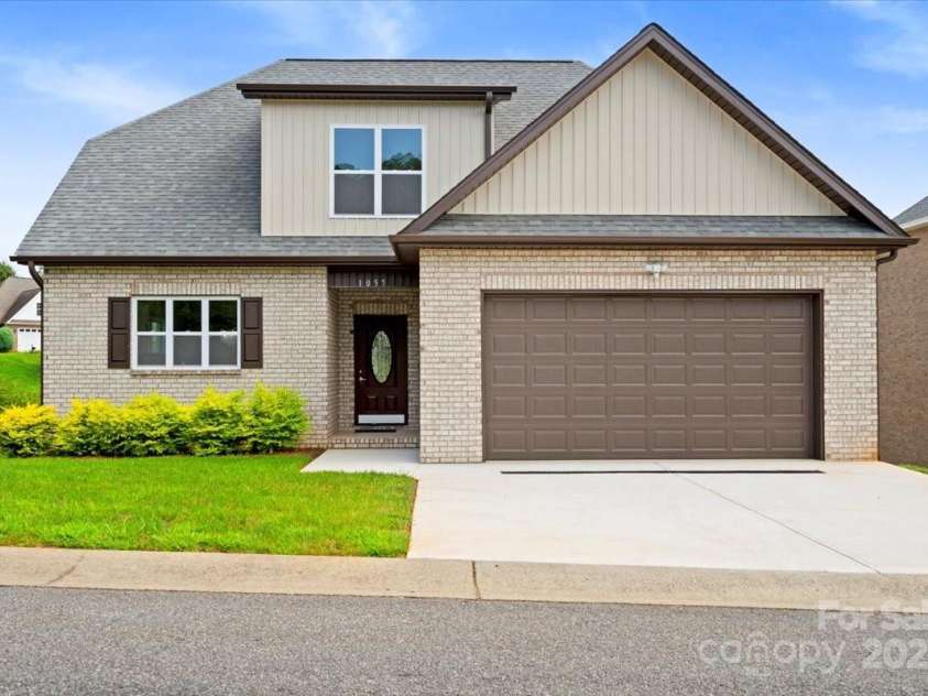 1057 12th Avenue Drive, Hickory, NC 28601.  MLS# CAR4294370, YatesRealty ID 6163. 