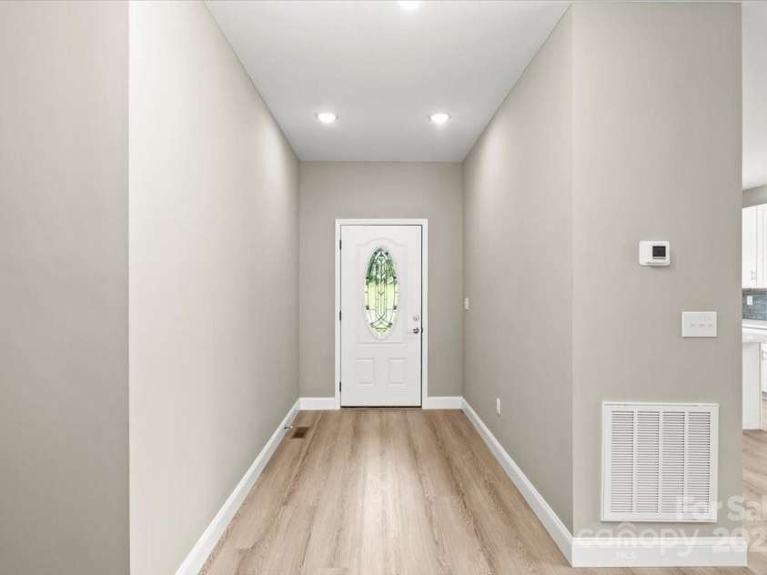 1057 12th Avenue Drive, Hickory, NC 28601.  MLS# CAR4294370, YatesRealty ID 6163. Entryway