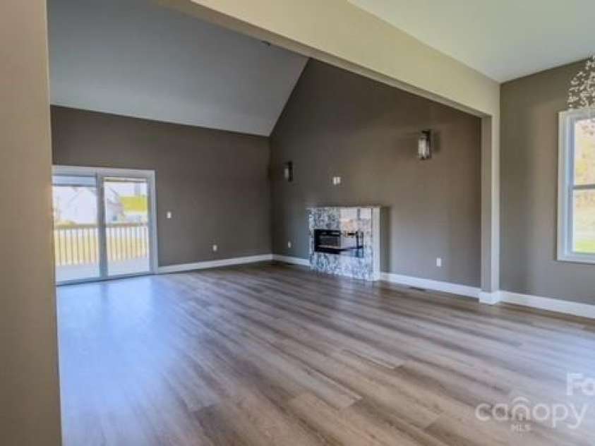 1033 12th Avenue Drive, Hickory, NC 28601.  MLS# CAR4211432, YatesRealty ID 6164. 