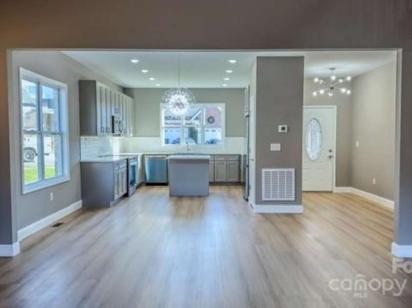 1033 12th Avenue Drive, Hickory, NC 28601.  MLS# CAR4211432, YatesRealty ID 6164. 