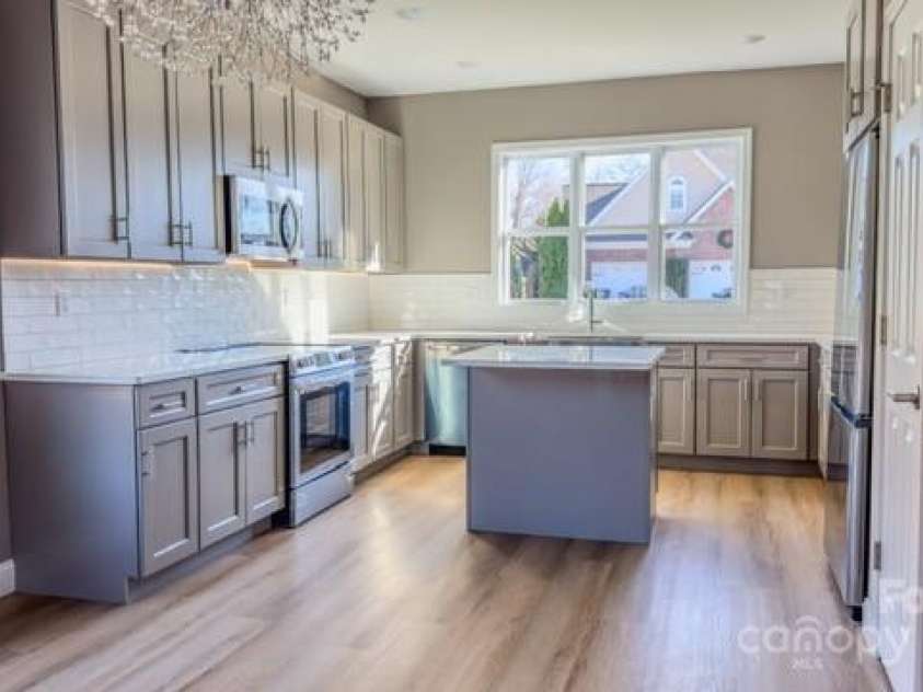 1033 12th Avenue Drive, Hickory, NC 28601.  MLS# CAR4211432, YatesRealty ID 6164. 